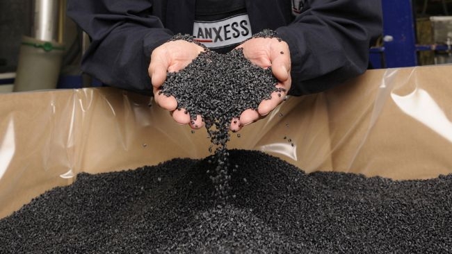 New halogen-free, flame-retardant polyesters and polyamides