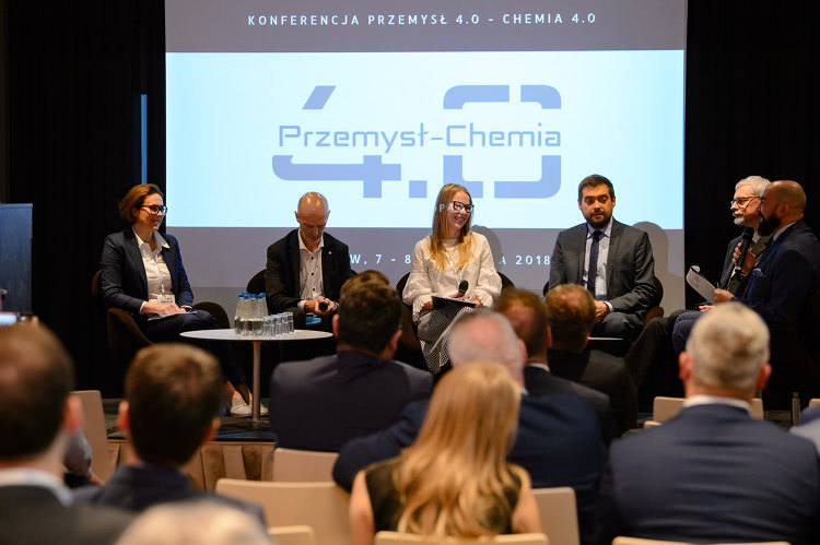 Katarzyna Nosalska, Zespół ds. Platformy Przemysłu Przyszłości Ministerstwo Przedsiębiorczości i Technologii; Grzegorz Czul, Prezes Zarządu FLUOR S.A.; Ewelina Staszewska, Kierownik Rozwoju Biznesu DACHSER Chem-Logistics; Dariusz Jachowicz, Prezes Zarządu Grupa Technologiczna ASE oraz dr inż. Tomasz Zieliński, Prezes Zarządu PIPC