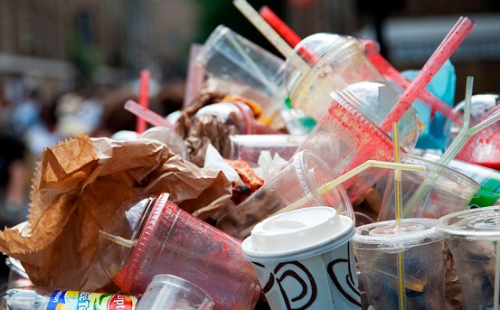 Zakaz sprzedaży plastikowych wyrobów w Wałbrzychu niezgodny z Konstytucją RP