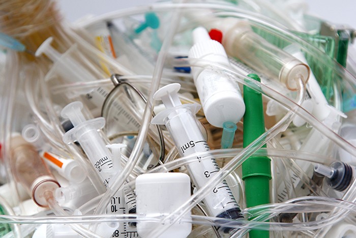 Czy wyroby plastikowe jednorazowego użytku mogą pomóc w walce z koronawirusem?