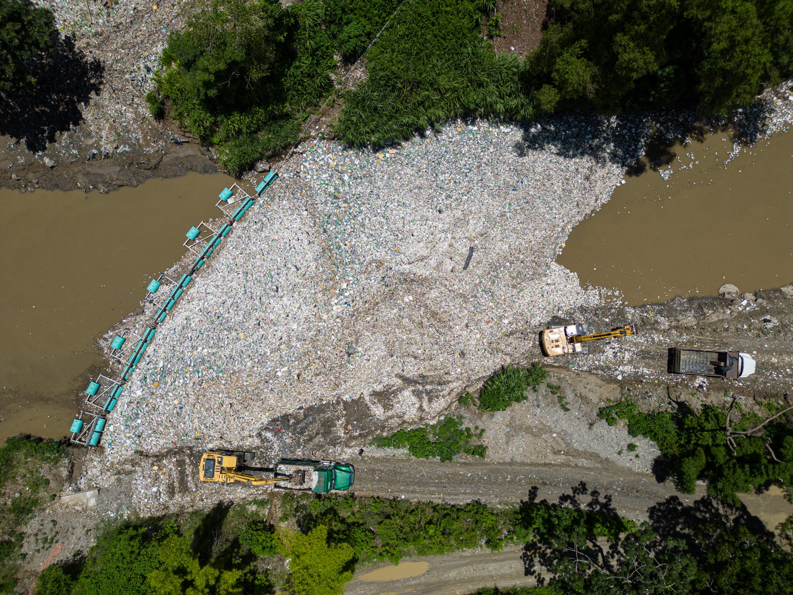the-ocean-cleanup-interceptor-barricade-guatemala-extraction-drone-78-scaled