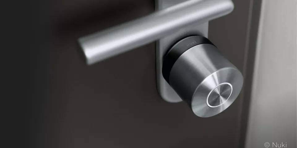 Smart Lock Nuki: pełny pierścień świetlny oznacza, że drzwi są zamknięte. Dwa komponenty z tworzyw formierskich PLEXIGLAS® firmy Röhm umożliwiają ten efekt świetlny w piątej generacji produktu.