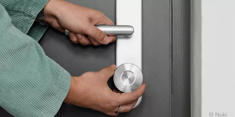Pierścień świetlny to kluczowy element wzorniczy zamków Smart Lock Nuki. Po odblokowaniu górny segment podświetlanego pierścienia pozostaje wygaszony. PLEXIGLAS® Softlight gwarantuje jednorodne rozpraszanie światła.