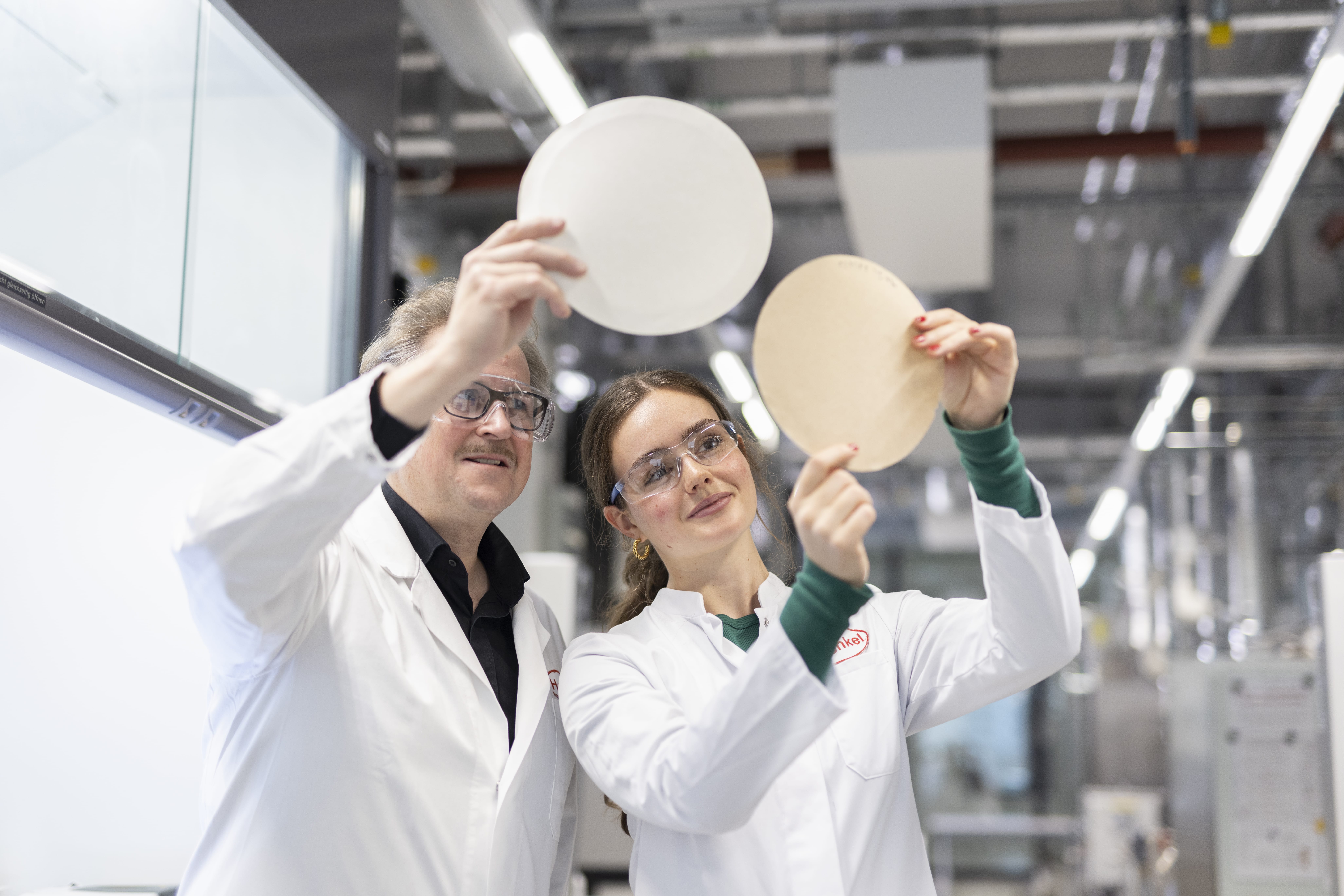 W Henkel Packaging Recyclab stosuje się różne standardy badawcze, w tym protokół Cepi/4evergreen oraz metodę CHI (instytut cyclos-HTP). Umożliwia to firmie precyzyjną ocenę recyklowalności opakowań, a także wykrywanie