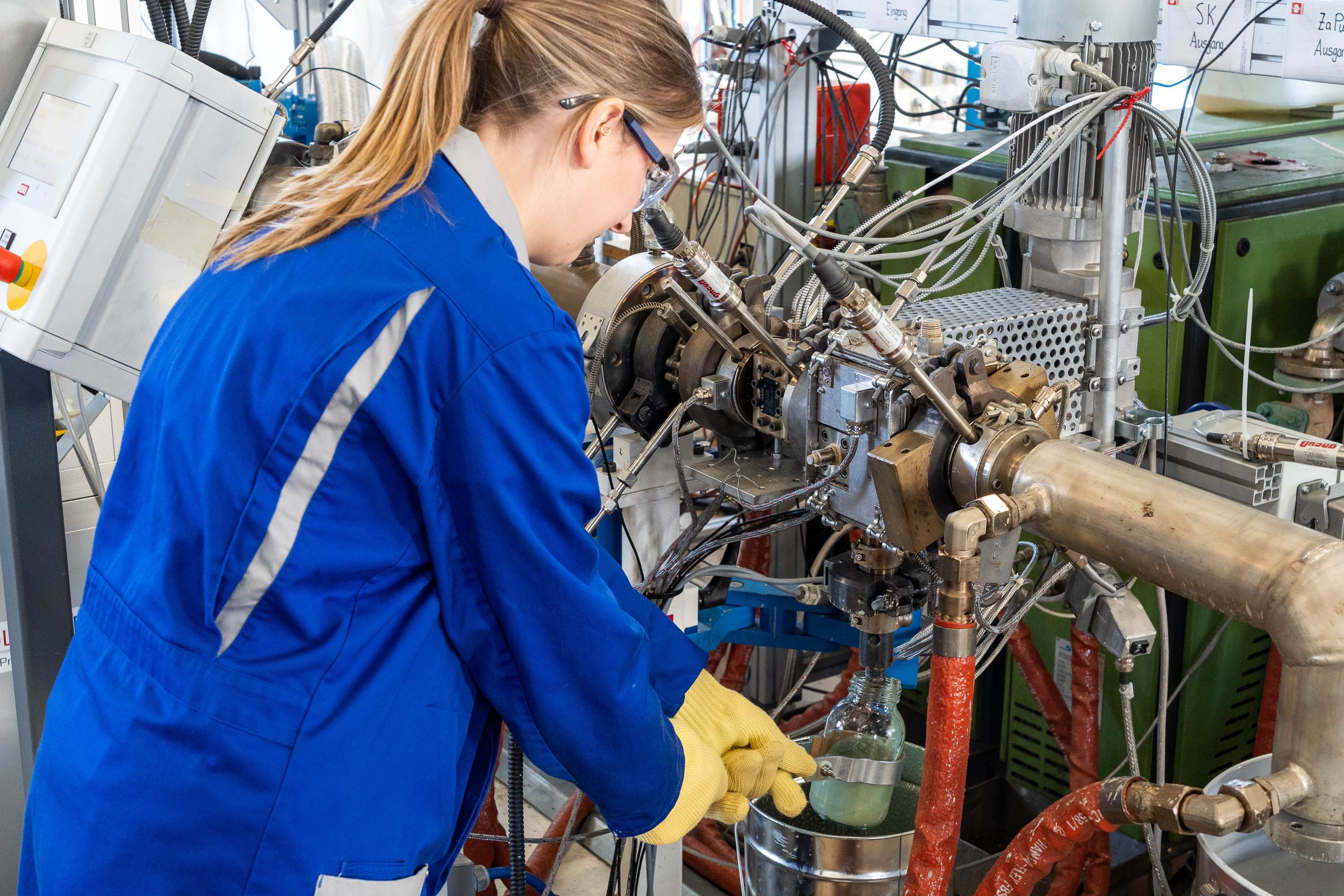 Pobieranie próbek produktów reakcji z ciągłego procesu chemicznego recyklingu.