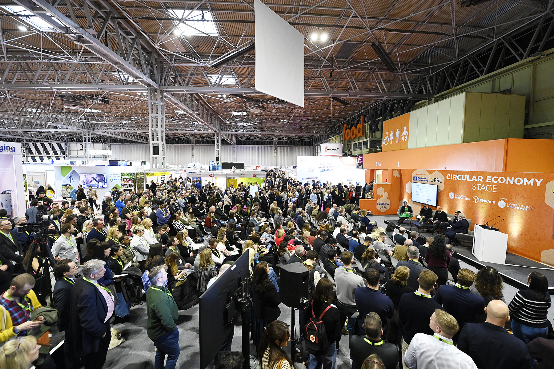 Uczestnicy podczas zwiedzania ekspozycji Packaging Innovations & Empack 2026