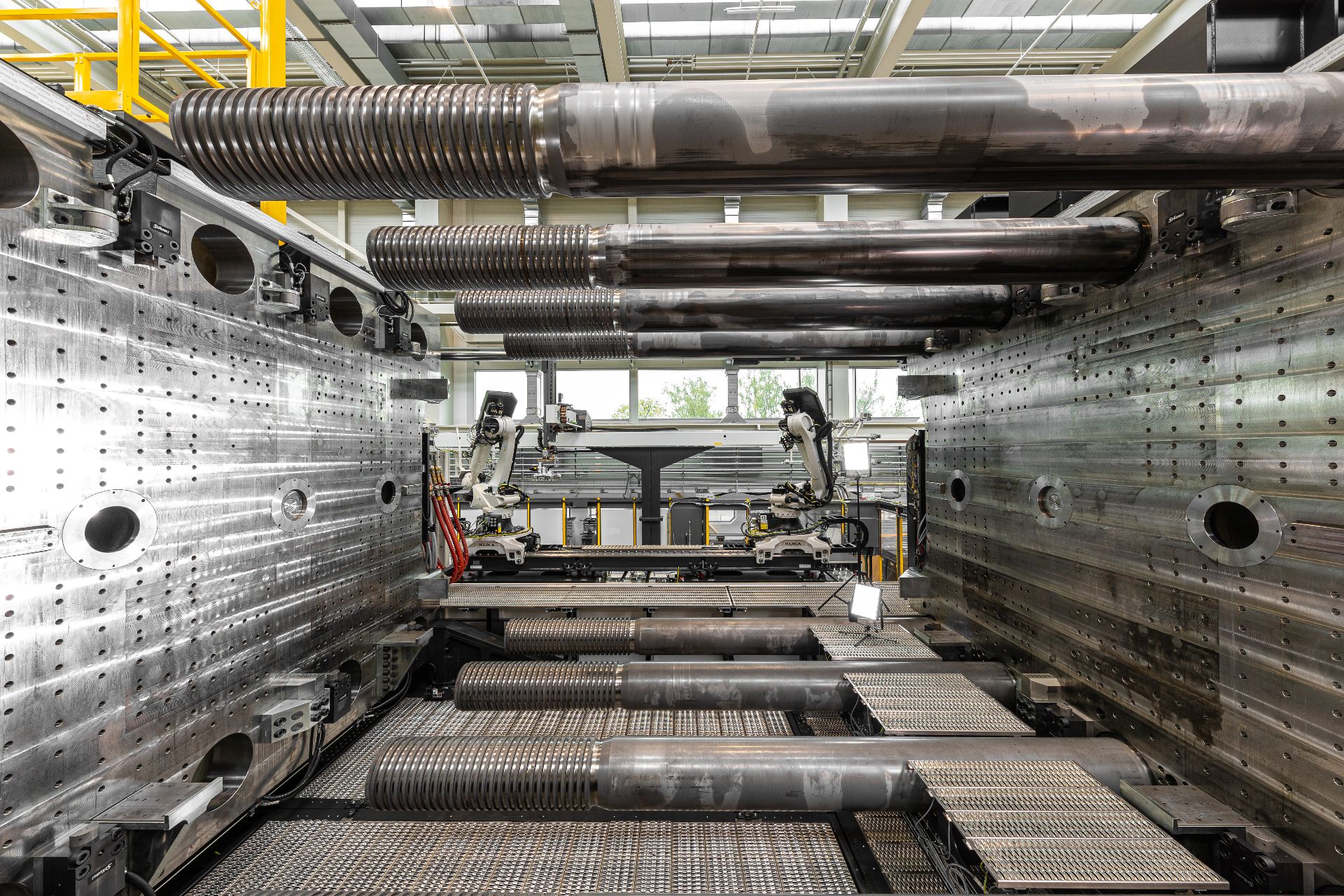 Duża przestrzeń formy umożliwia elastyczną automatyzację oraz efektywną produkcję złożonych wielkogabarytowych komponentów w zintegrowanych procesach produkcyjnych.