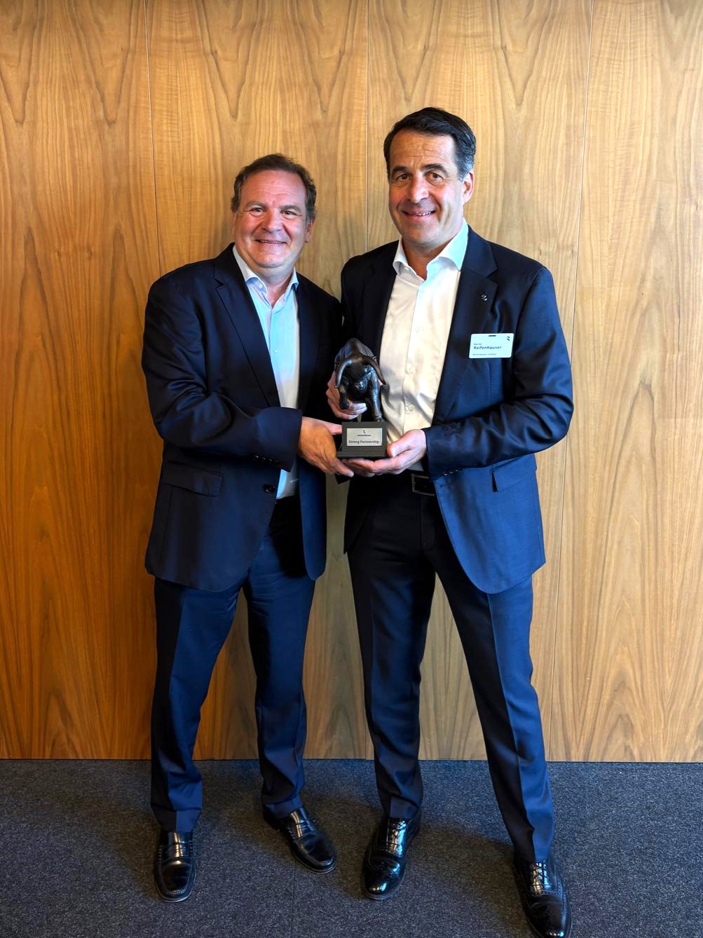 Pascual Martínez Pérez, Managing Director of Smurfit Westrock Spain, and Bernd Reifenhäuser,  CEO of the Reifenhäuser Group, reflect on seven years of a strong partnership and a total of  three successfully installed Reifenhäuser lines in Ibi (Alicante).