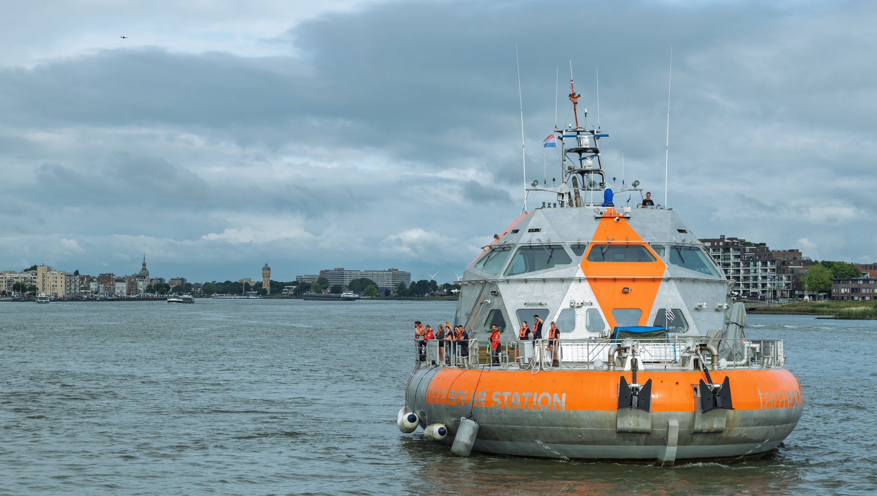 Przybycie Tara Polar Station do stacji bunkrowania Neste MY Renewable Diesel