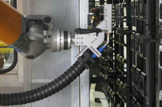 CO2 snow jet system cleans high-gloss plastic parts at VW