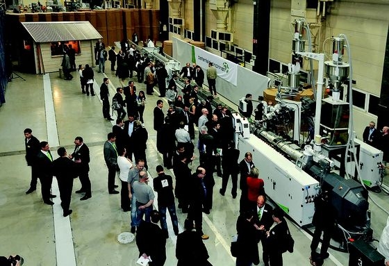 Saving material costs with WPC coextrusion