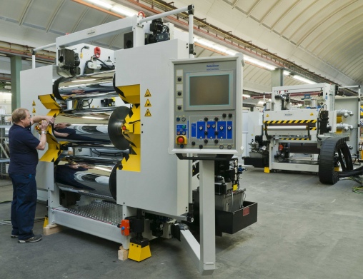 Flexible extruders for thermoforming sheet lines on the advance