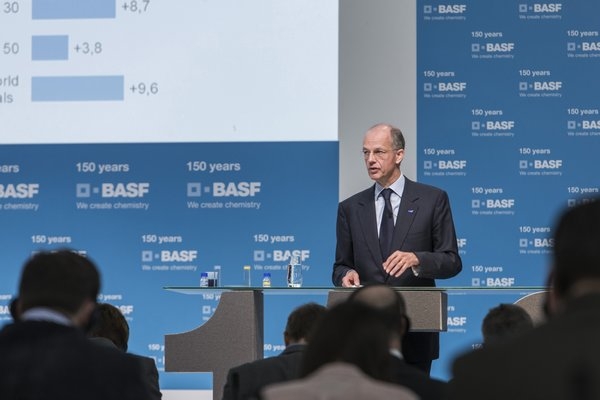 BASF increases earnings in full year 2014