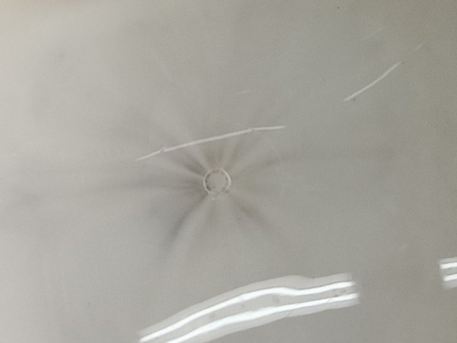 Problem ze śladami w miejscu wtrysku po zmianie koloru granulatu