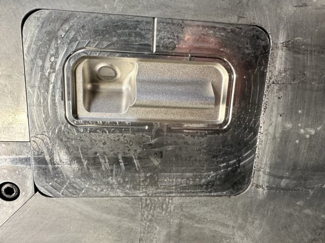 Białe plamy przy wstrzykiwaniu Badaflex TPE-S60A UV