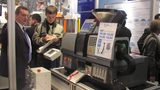 A. Schulman pokazuje folię InVision na targach K 2007