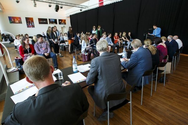 Tworzywa sztuczne tematem europejskiej debaty uczniowskiej w Warszawie