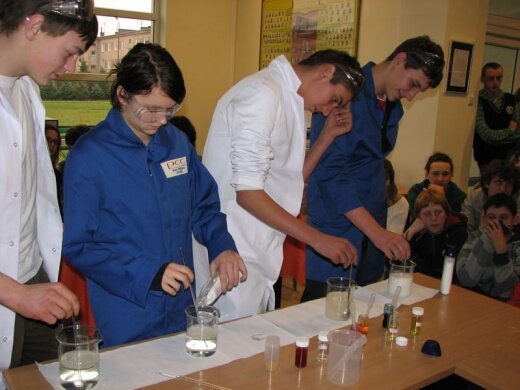 doświadczenie wykonywane w ramach zajęć odbywających się w ChemiParku Technologicznym w Brzegu Dolnym