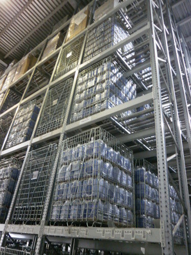 Storage of goods in Elkom Trade containers on high storage systems.