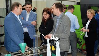 O tworzywach na konferenc