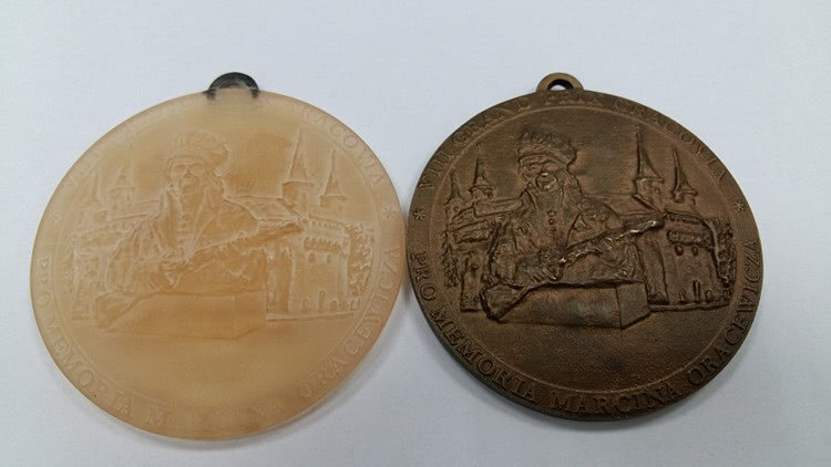 medal z żywicy i medla z brązu