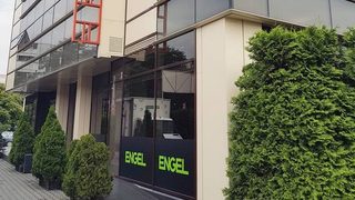 Engel Injectie marks 10 y