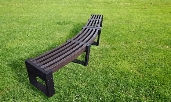 Ławeczka z jednorazowych kubków