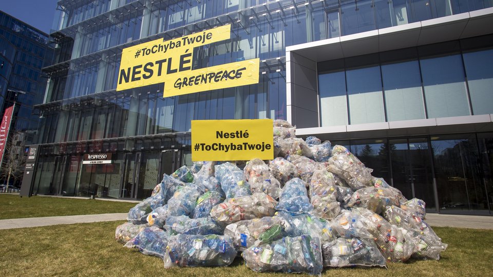 Greenpeace przywiózł Nestlé 350 kg plastikowych śmieci