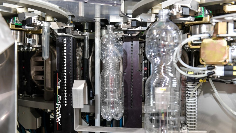 KHS develops a digital control system for PET bottle production