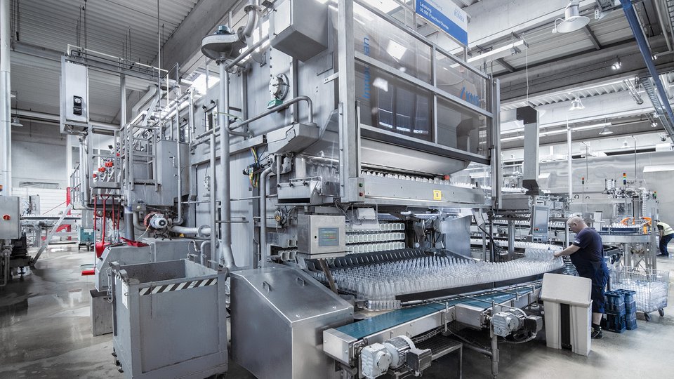 KHS boosts efficiency and economy in bottle washing