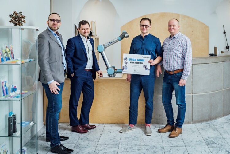 2019-12-cobot-ur5-nagroda-estelio