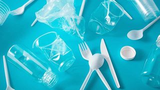 Au revoir, plastikowe kub