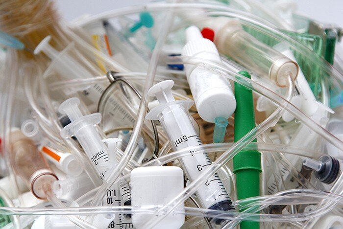 Czy wyroby plastikowe jednorazowego użytku mogą pomóc w walce z koronawirusem?