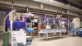 Smart injection molding through flexible linking of injection molding machines