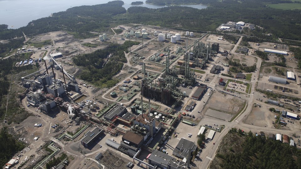 Covestro receives first supply of certified renewable phenol for polycarbonates from Borealis