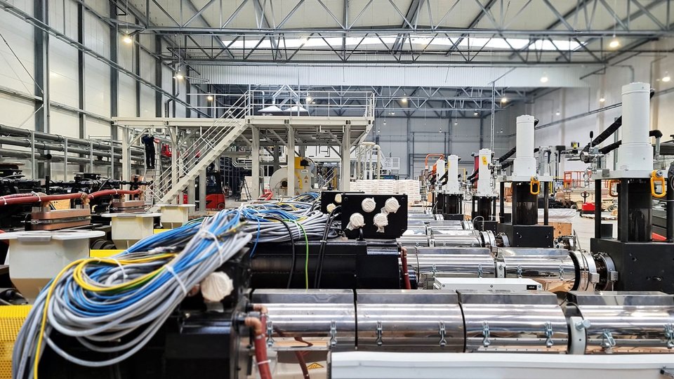 Montaż nowej linii produkcyjnej w Zakładzie Produkcji Folii Efekt Plus 