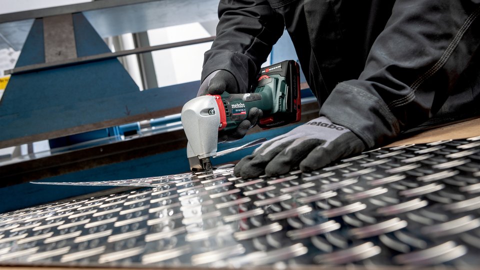Smooth and nimble cutting through sheet metal