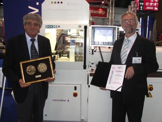 Zenon Narojek, prezez firmy Wadim Plast oraz Michael Kleinebrahm z firmy Dr. Boy z medalem targów Plastpol