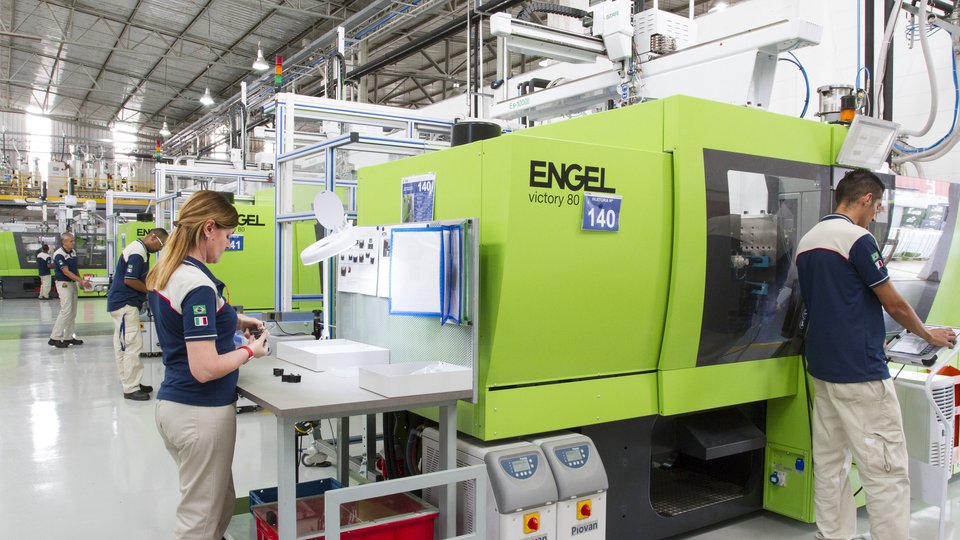 Engel hands over 100th injection moulding machine to MTA in Italy