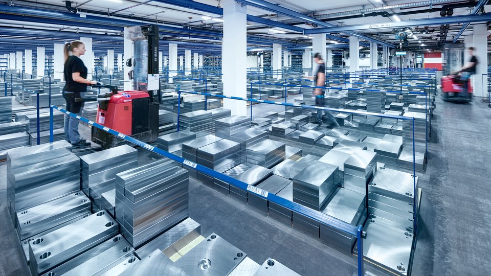 Meusburger ensures delivery availability during the raw material crisis