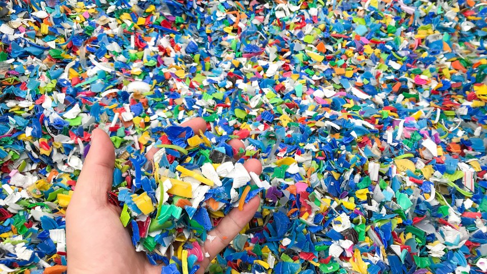 Processing plastic flakes directly