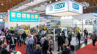 BOY-exhibits „live and to