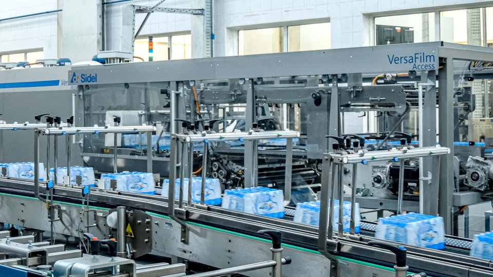 Linia do rozlewania wody Sidel w Zulal Water Factory w Szardży w ZEA