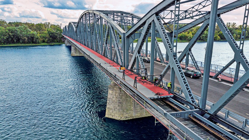 Fibrolux supplies over 16km of pultruded deck beams for Marshal Jozef Pilsudski Bridge