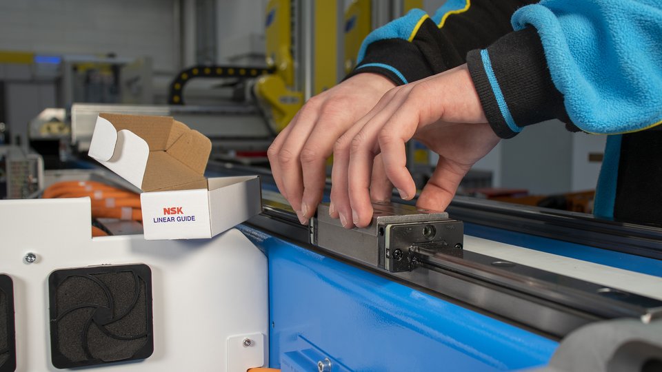 NSK: zaawansowana automatyzacja systemów formowania wtryskowego