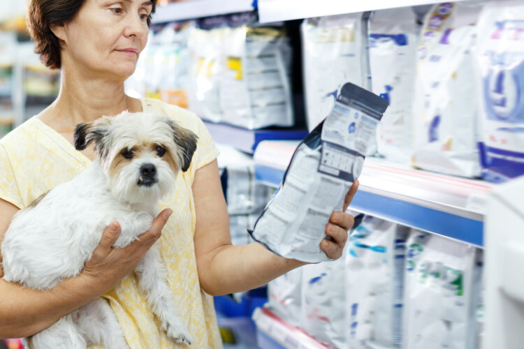 gastop-woman-choosing-puppy-food-crop