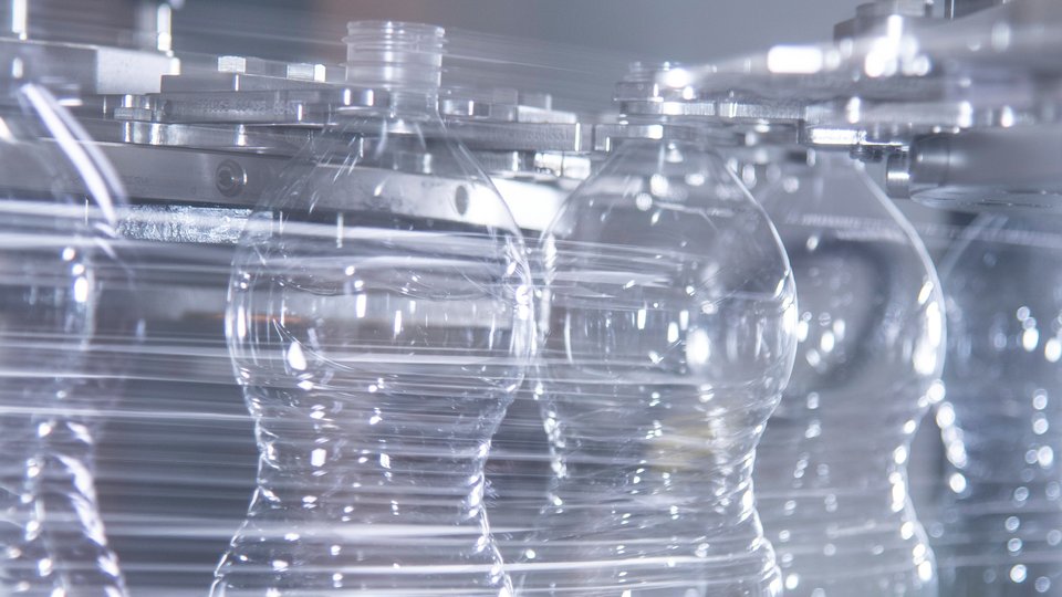 100,000 bottles per hour