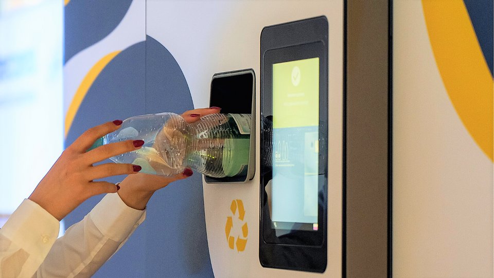 Butelka za butelkę - zbiórka plastiku od konsumentów na wyciągnięcie ręki 