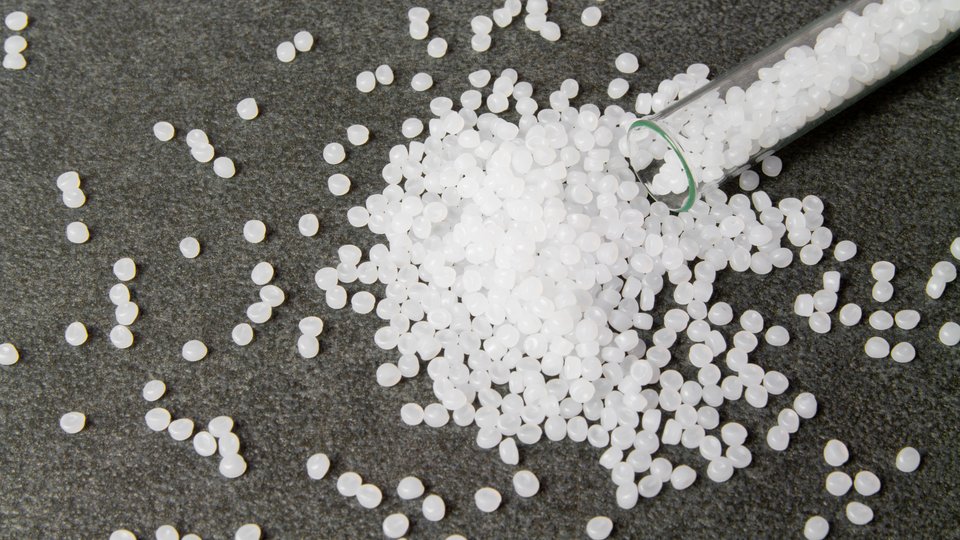 LLDPE prices fall below €1,000/t in Poland