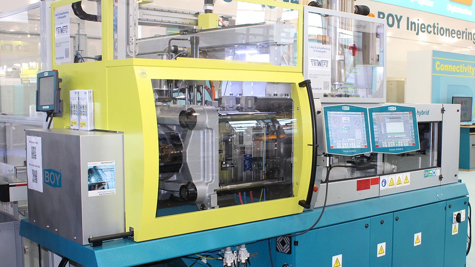 Two injection moulding machines at Plast Milan: A small giant and a big dwarf